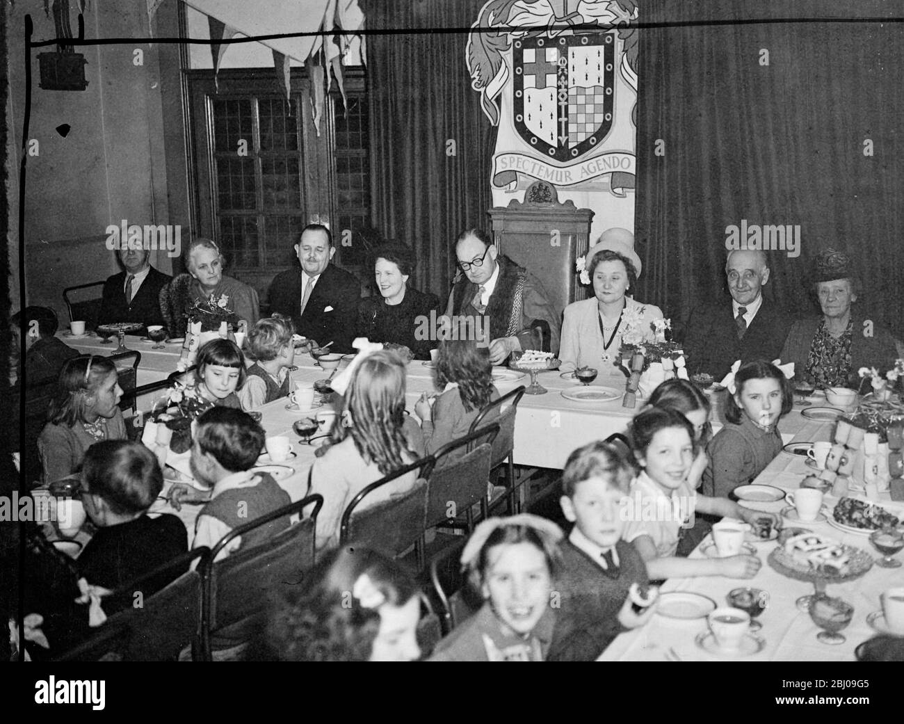 Une centaine d'enfants de Lambeth, Londres, dont les parents ont reçu des colis de Noël de nourriture d'Australie, ont été amusés par le maire de Lambeth, Cllr Simpson, aujourd'hui, à l'hôtel de ville de Lambeth. - les images montrent: De gauche à droite M. Norman Martin - Agent général pour Victoria, Mme Norman Martin, Cllr Simpson , maire de Lambeth, Mme Simpson, M. Wilson, et Mme Wilson comme parti aujourd'hui. - 20 décembre 1947 Banque D'Images