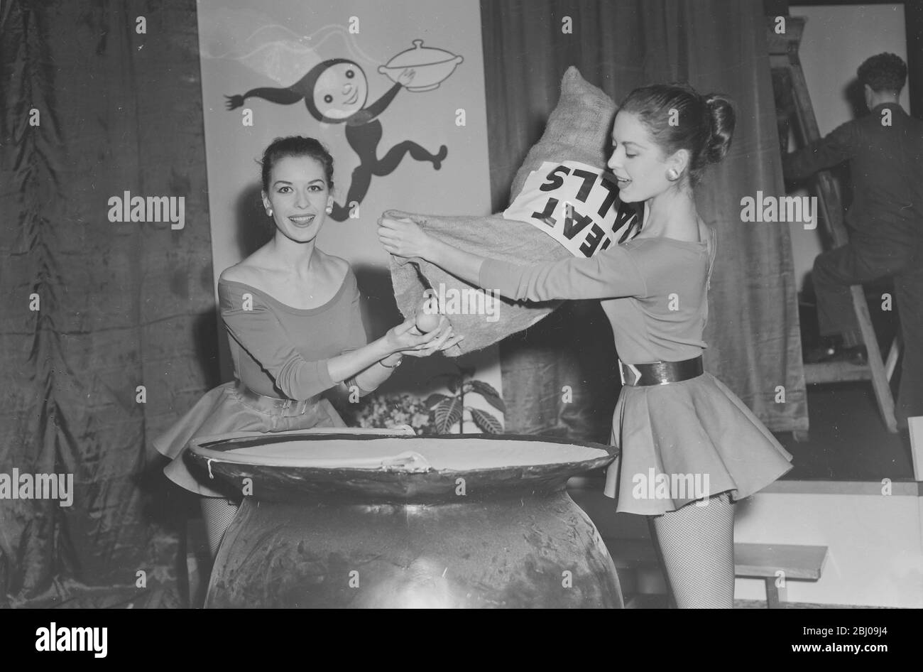 7 JANVIER 1960 - Ballerinas Ann BerrCloth et Lisa Peake sont les nouvelles filles de Knorrli qui lancent la soupe suisse de produits alimentaires Knorr Noodle avec des boulettes de viande et des légumes. Londres, Angleterre. Banque D'Images