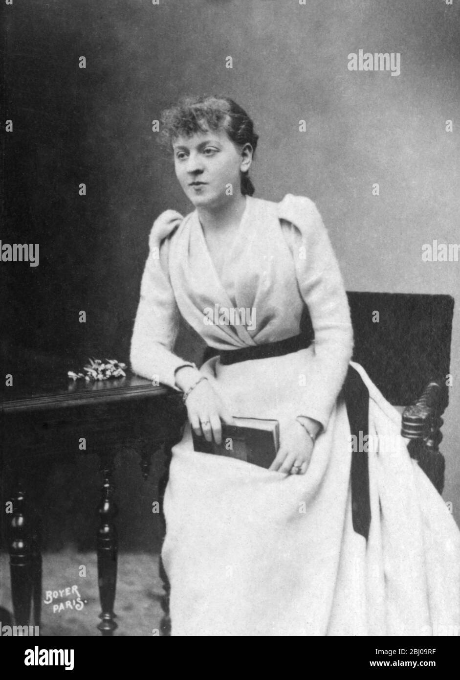Suzanne Reichenberg (1853-1924), actrice française, fait ses débuts en 1868 dans le rôle d'Agnes à l'Ecole des femmes à la Comédie-Francaise. Elle fut reine des ingénieux de théâtre de 1870 à 1900. Le dessert Crepe Suzette a été nommé en son honneur. - Banque D'Images