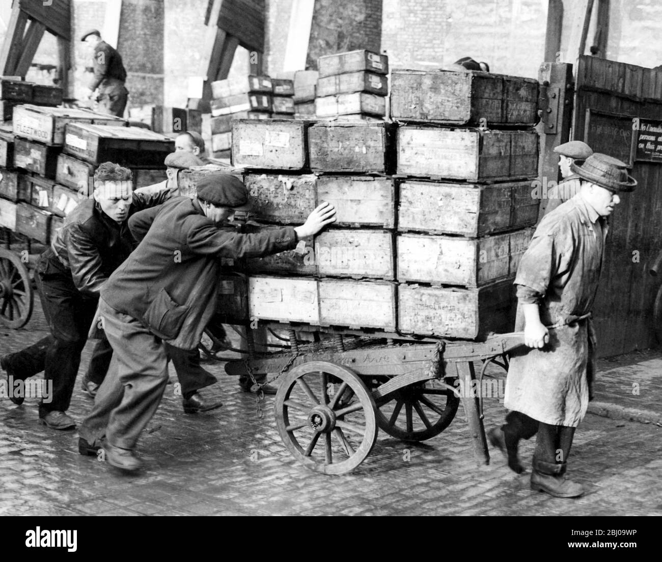 Les porteurs du marché Billingsgate carting du poisson en préparation pour les vacances de Pâques. - 14 avril 1949 Banque D'Images