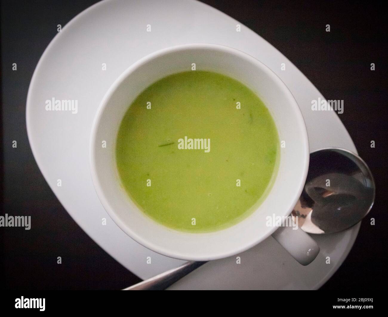 Soupe fraîche d'été fraîche et fraîche de pois congelés, de bouillon de poulet, de cumin et d'estragon Banque D'Images