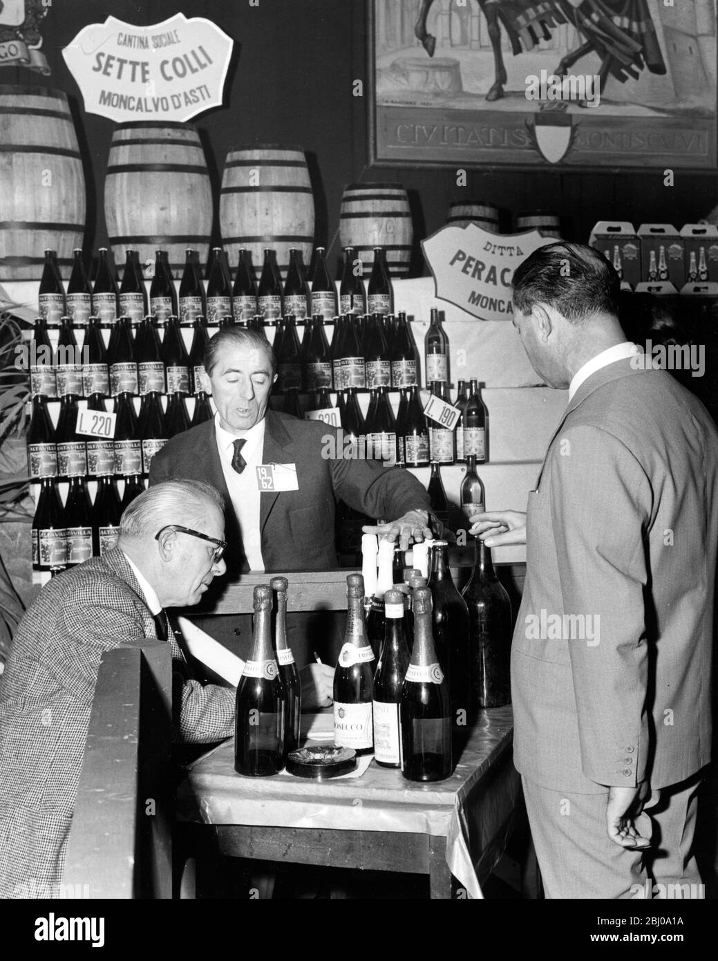 Vente Prosecco et bouteilles de vin de la variété de raisin de vin rouge Barbera, Italie - non daté Banque D'Images