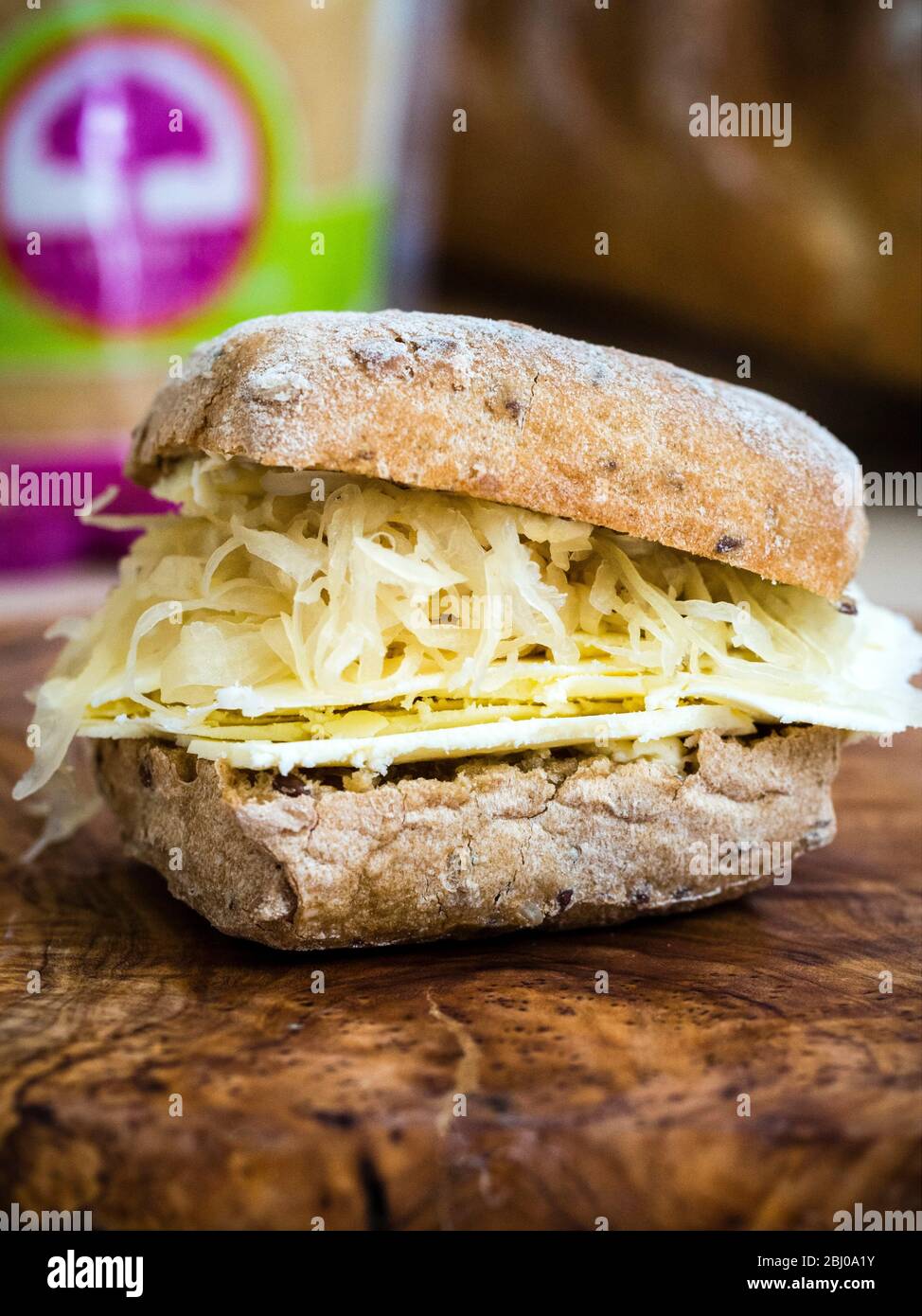 Sandwich nourrissant au déjeuner de fromage Cheshire finement tranché avec sauerkraut sur ciabatta brun ensemencé. (Pain sans gluten) Banque D'Images