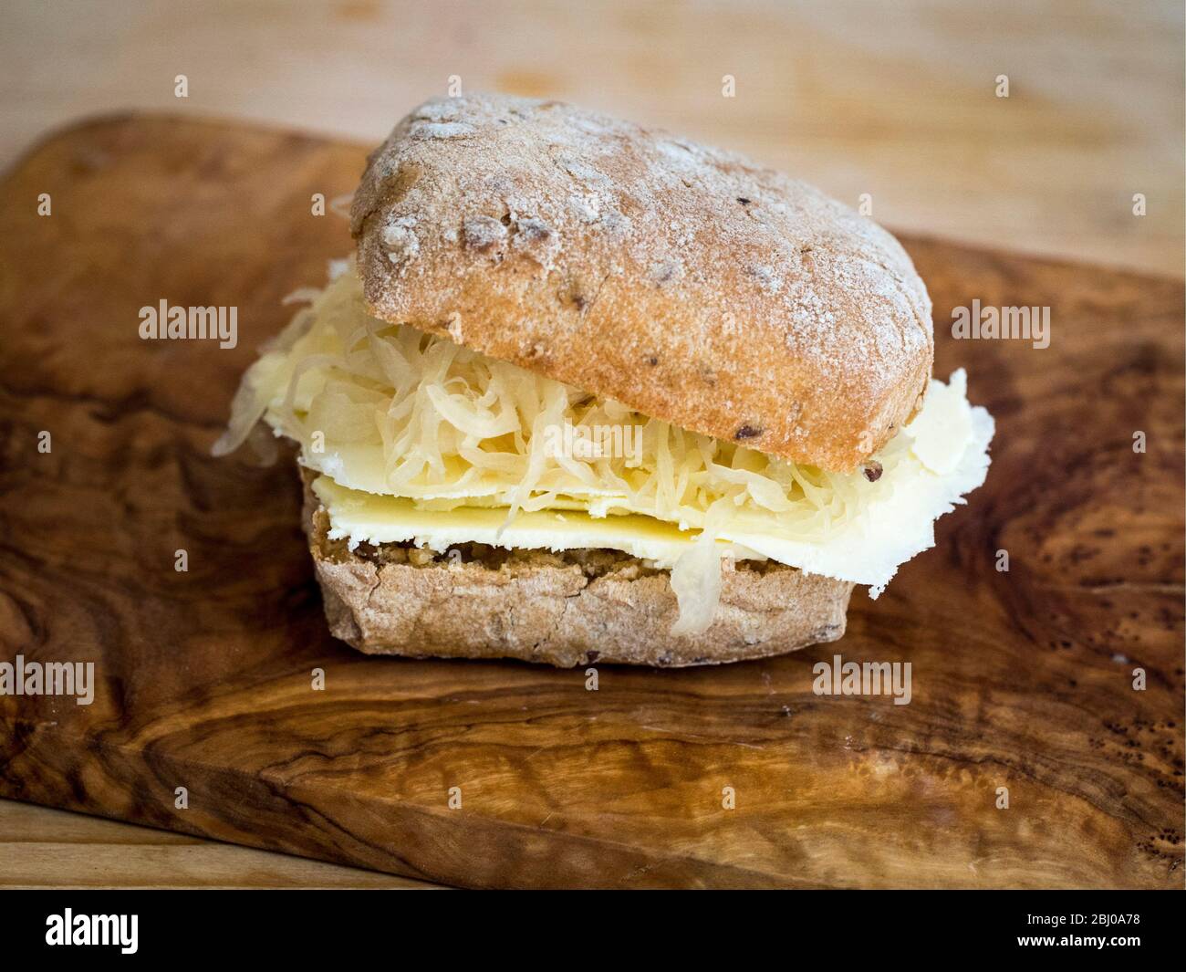 Sandwich nourrissant au déjeuner de fromage Cheshire finement tranché avec sauerkraut sur ciabatta brun ensemencé. (Pain sans gluten) Banque D'Images