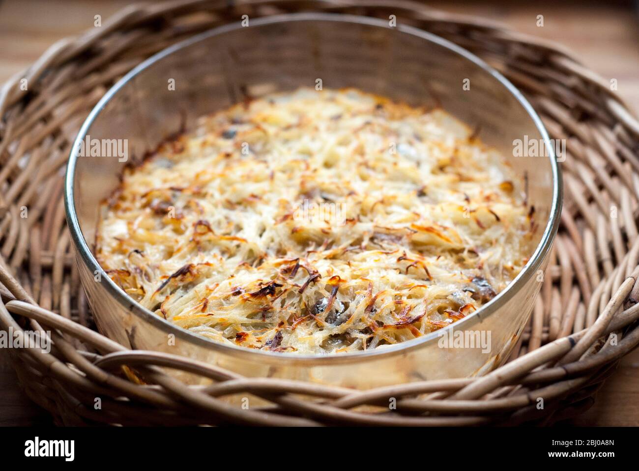 'La tentation de Jansson', (Jansson Frestelse) un plat suédois classique de pommes de terre, d'oignons et d'anchois suédois - en fait des sprats salés. Banque D'Images