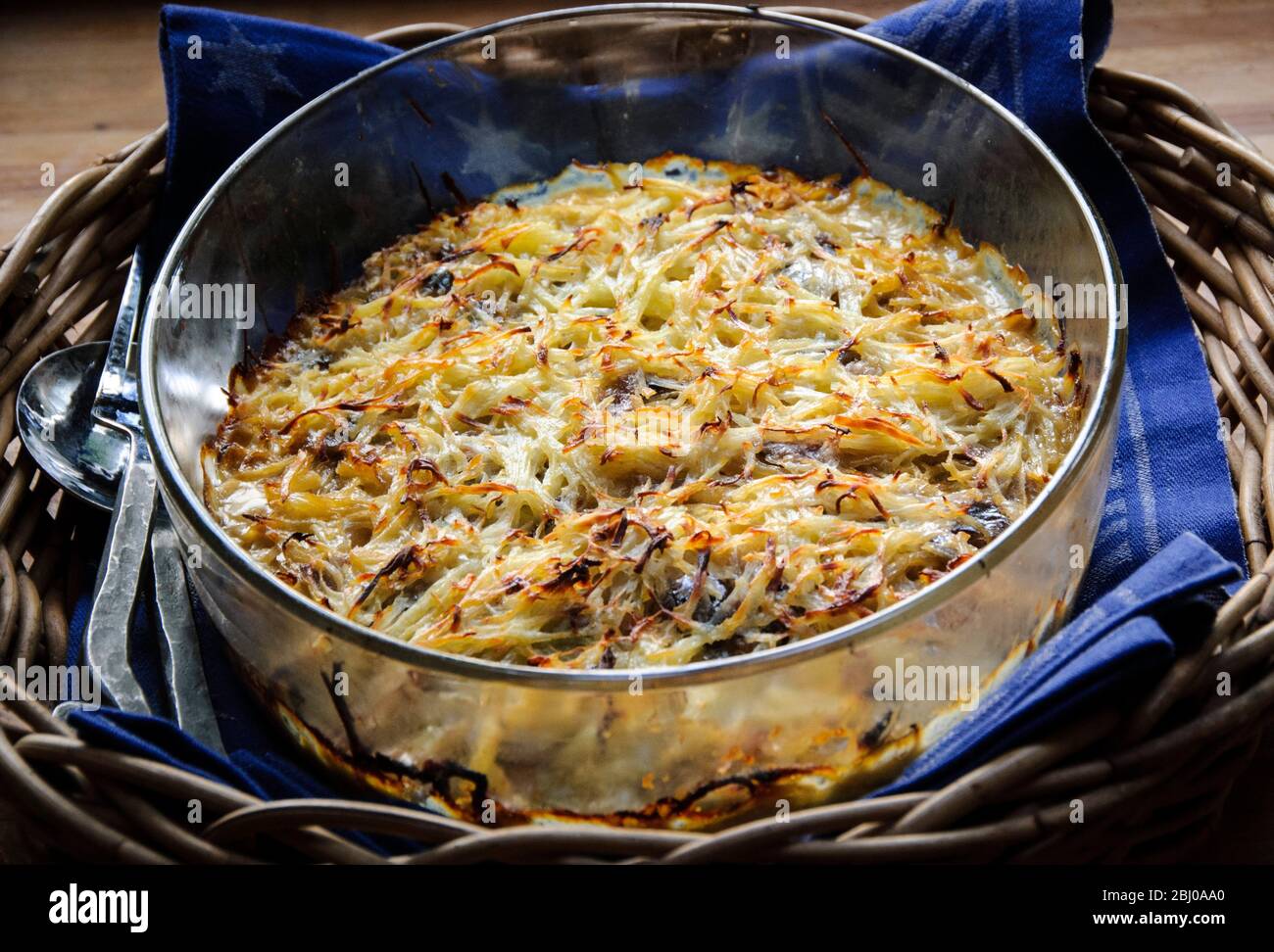 'La tentation de Jansson', (Jansson Frestelse) un plat suédois classique de pommes de terre, d'oignons et d'anchois suédois - en fait des sprats salés. Banque D'Images