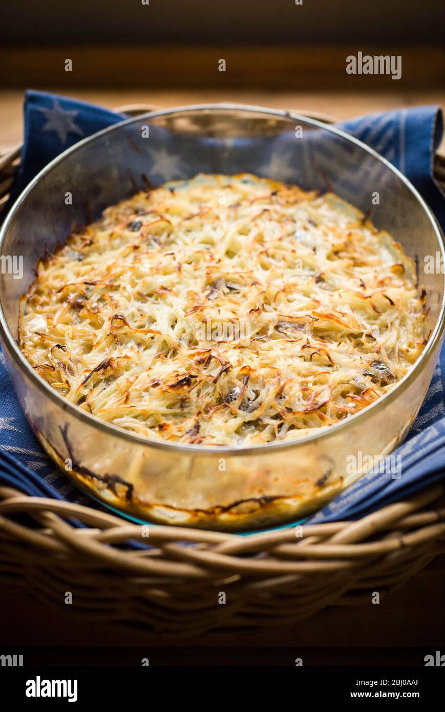 'La tentation de Jansson', (Jansson Frestelse) un plat suédois classique de pommes de terre, d'oignons et d'anchois suédois - en fait des sprats salés. Banque D'Images