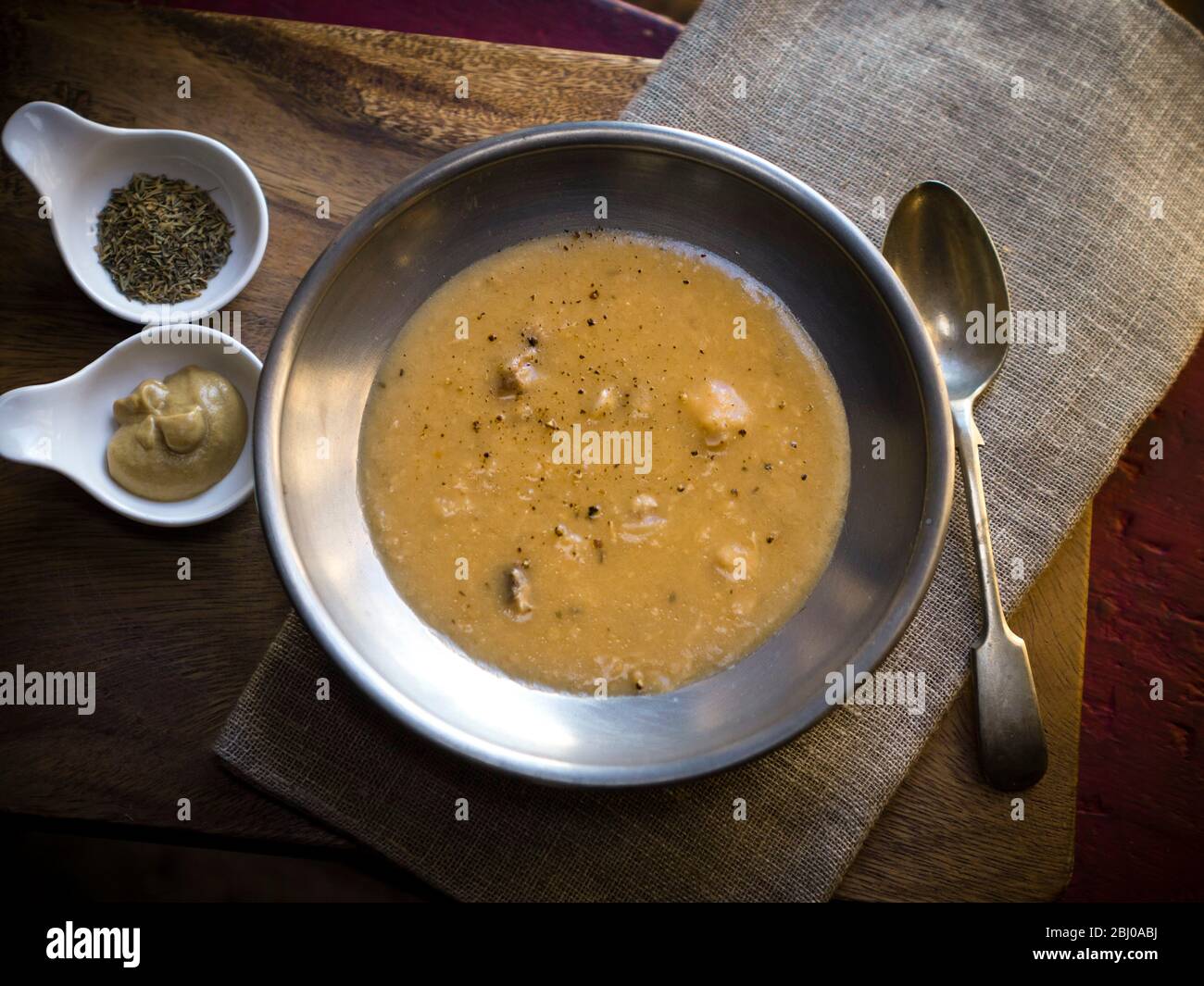ÌÄ‰Û rtsoppa, soupe de pois jaunes suédois, servie traditionnellement avec le senap des Slots (moutarde sucrée épicée suédoise) et le thym séché. Banque D'Images