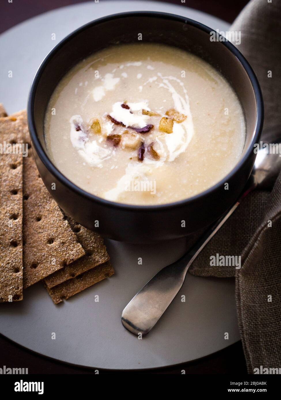 Soupe au céleri-rave et au fromage bleu avec garniture de pancetta et de pommes frits Banque D'Images