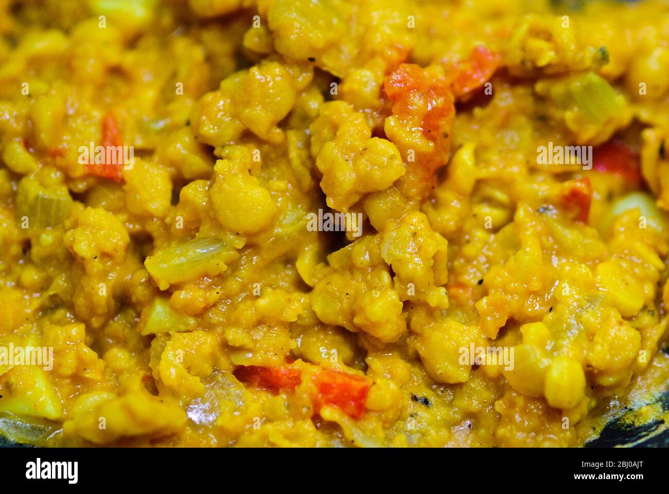 Chana dal, la variette indienne de pois chiches cuite avec des épices. Recette disponible - Banque D'Images