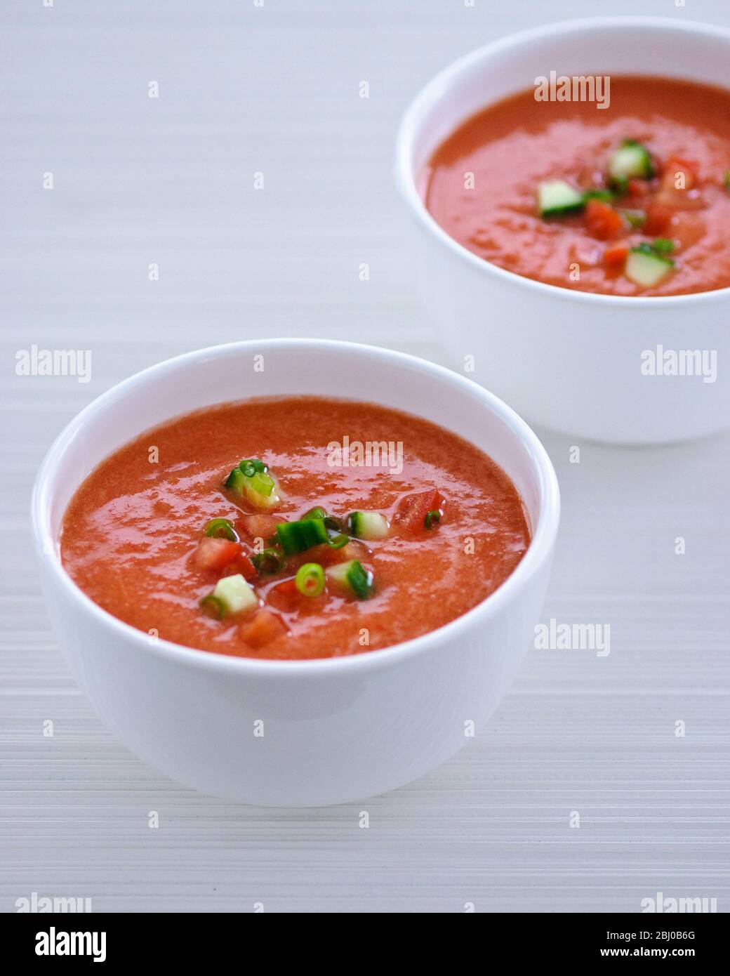 Soupe de gacho fraîche dans des bols blancs - Banque D'Images