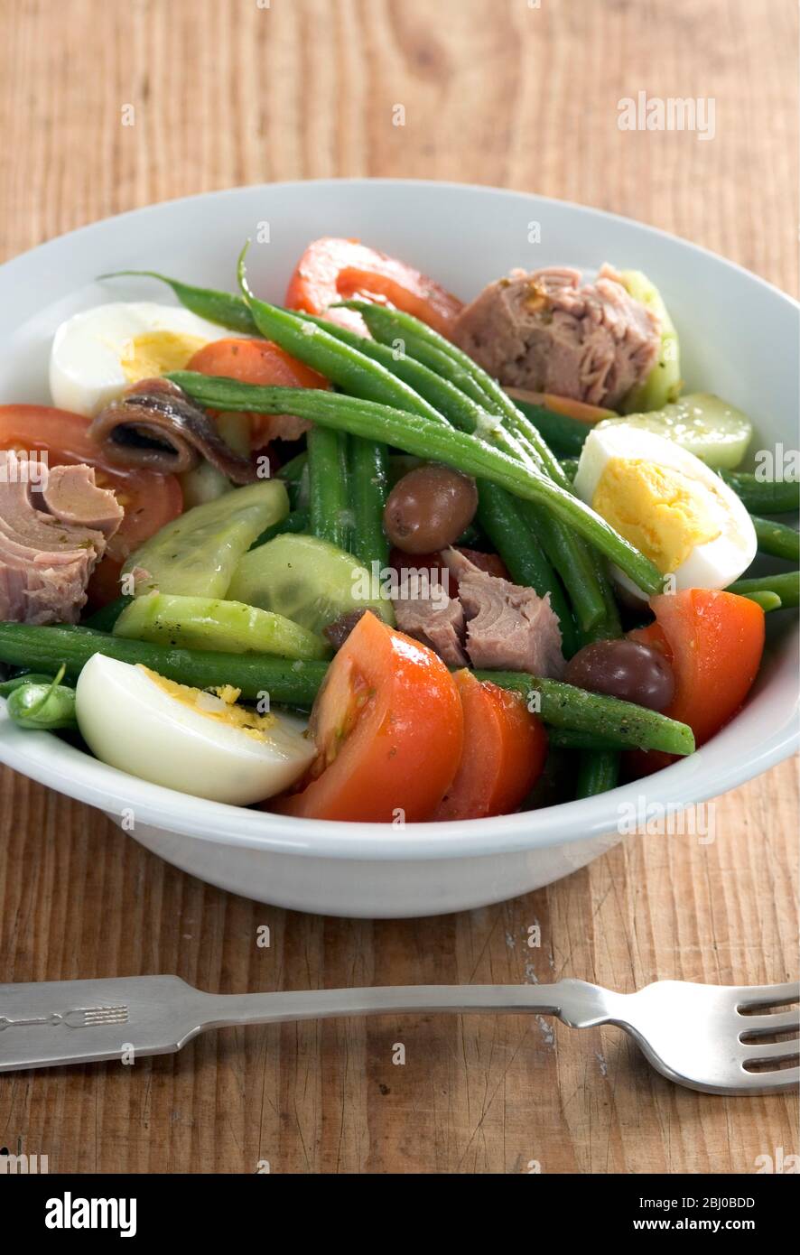 Salade classique nicée : thon, haricots verts, olives, œufs durs, - Banque D'Images