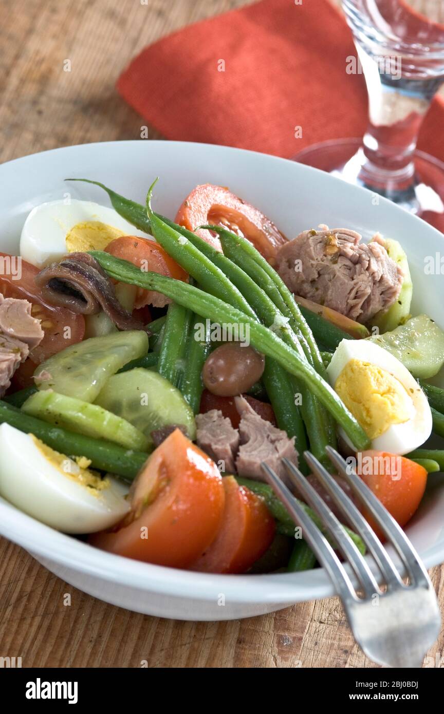 Salade classique nicée : thon, haricots verts, olives, œufs durs, - Banque D'Images