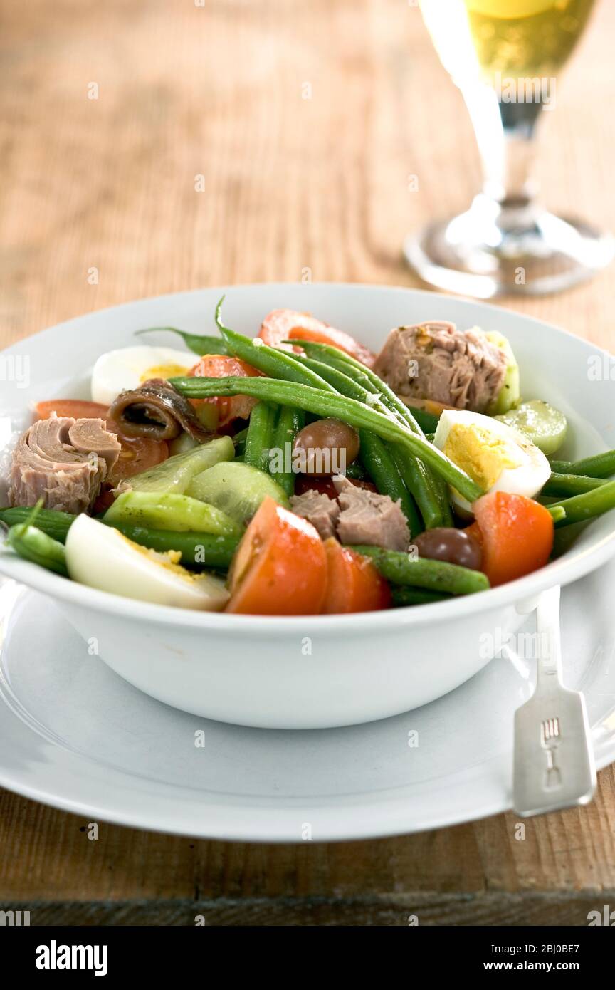 Salade classique nicée : thon, haricots verts, olives, œufs durs, - Banque D'Images