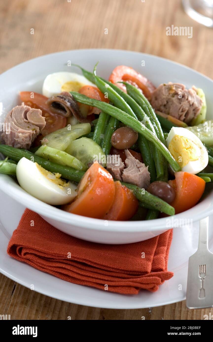 Salade classique nicée : thon, haricots verts, olives, œufs durs, - Banque D'Images