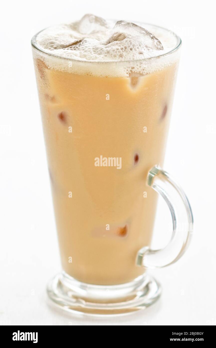 Latte glacé en verre haut avec poignée sur fond blanc - Banque D'Images