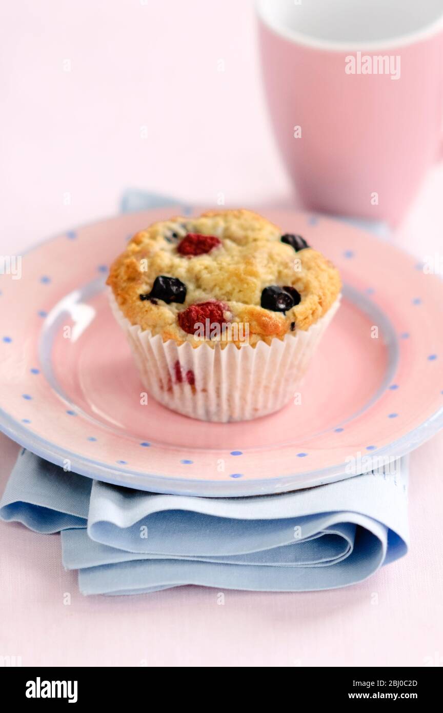 Muffin avec framboises et cassis - Banque D'Images
