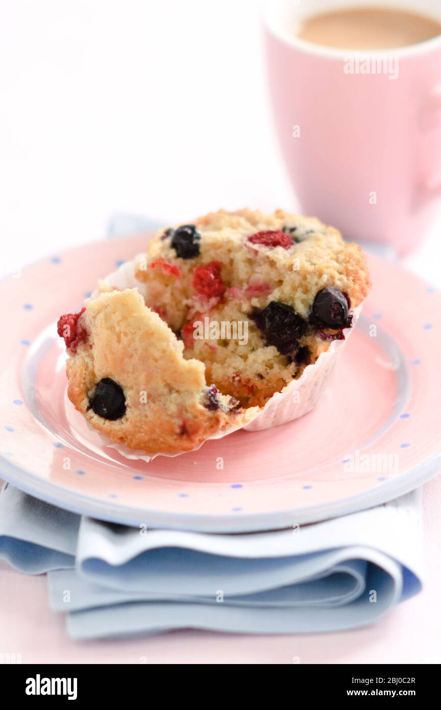 Muffin avec framboises et cassis - Banque D'Images