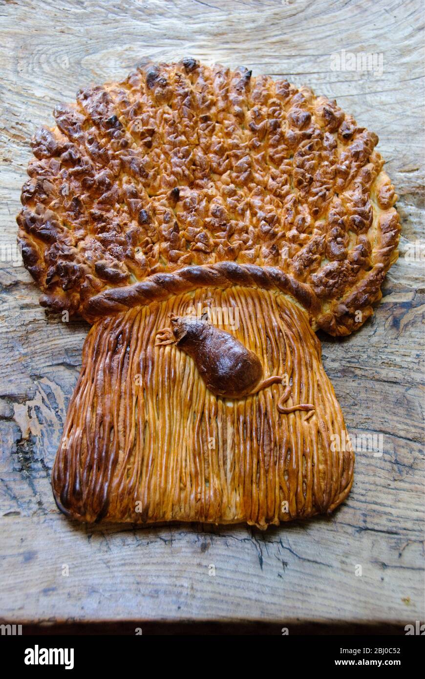 Pain décoratif en forme de karité de blé avec souris pour la fête de la récolte - Banque D'Images