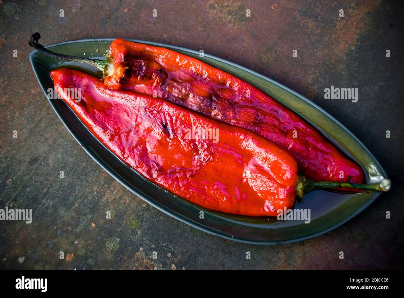 Poivrons rouges grillés avec peaux de fards enlevés - Banque D'Images