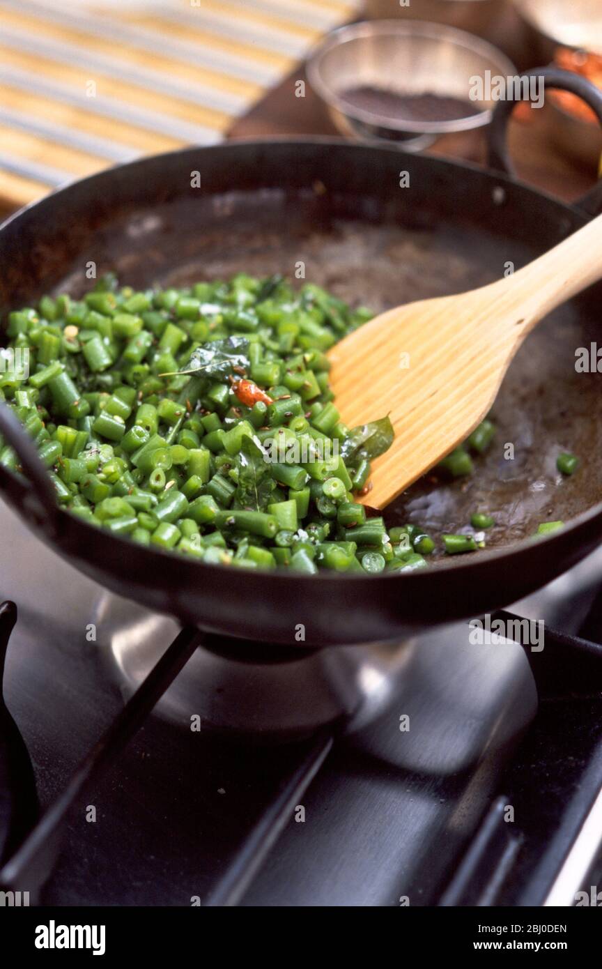 Frire des haricots verts aux épices et feuilles de citron vert pour la vaisselle indienne - Banque D'Images