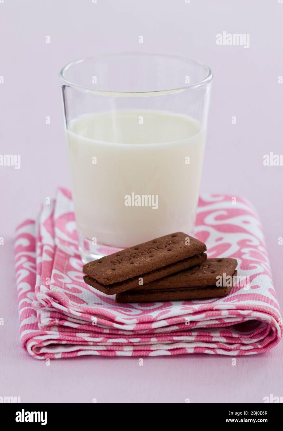 Collation au coucher d'un verre de lait frais froid avec biscuits au chocolat bourbon - Banque D'Images