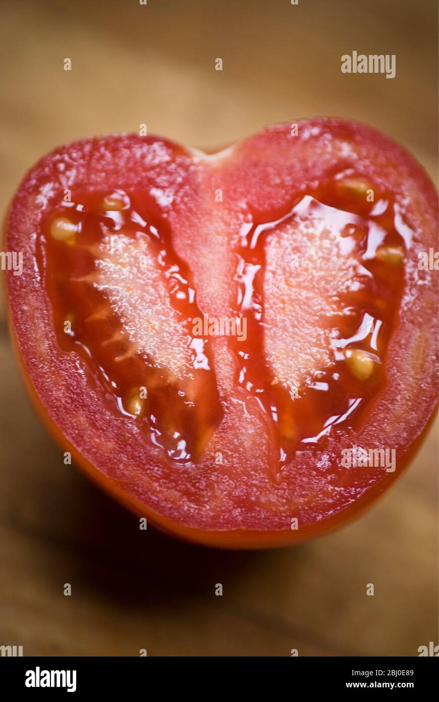 Tomate rouge avec une seule moitié de réduction - Banque D'Images