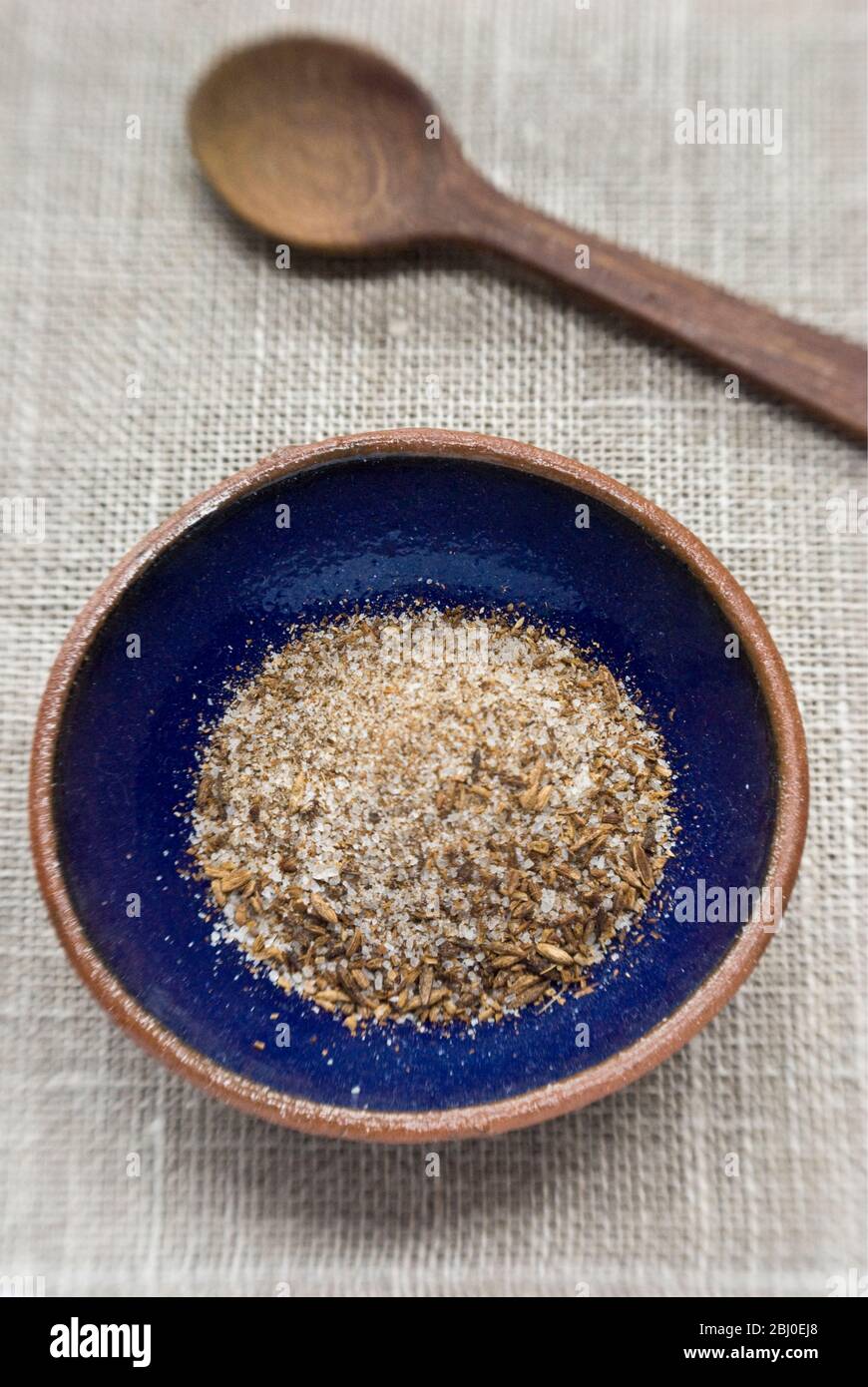 Un mélange de sel de mer et de graines de cumin grillées, écrasées, un assaisonnement populaire pour la nourriture de Morrocan. - Banque D'Images