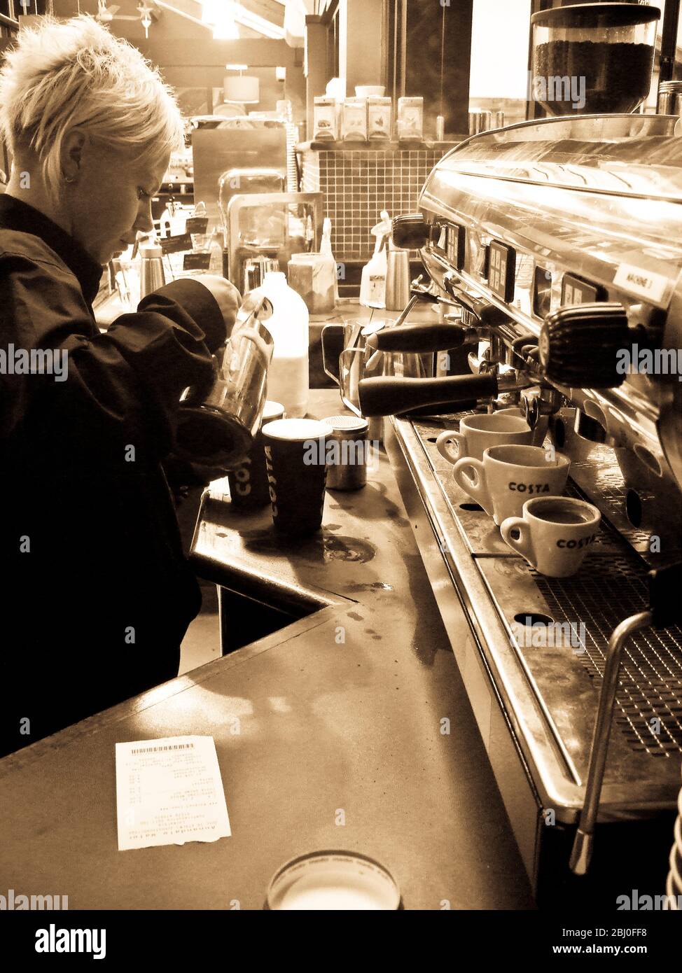 Détails intérieurs du café Costa à la station de service de l'autoroute, montrant la machine à espresso. - Banque D'Images