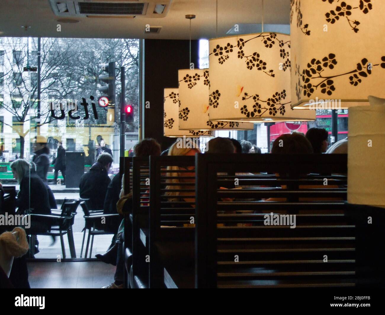Intérieur du restaurant japonais itsu à Finsbury Square, Londres. - Banque D'Images