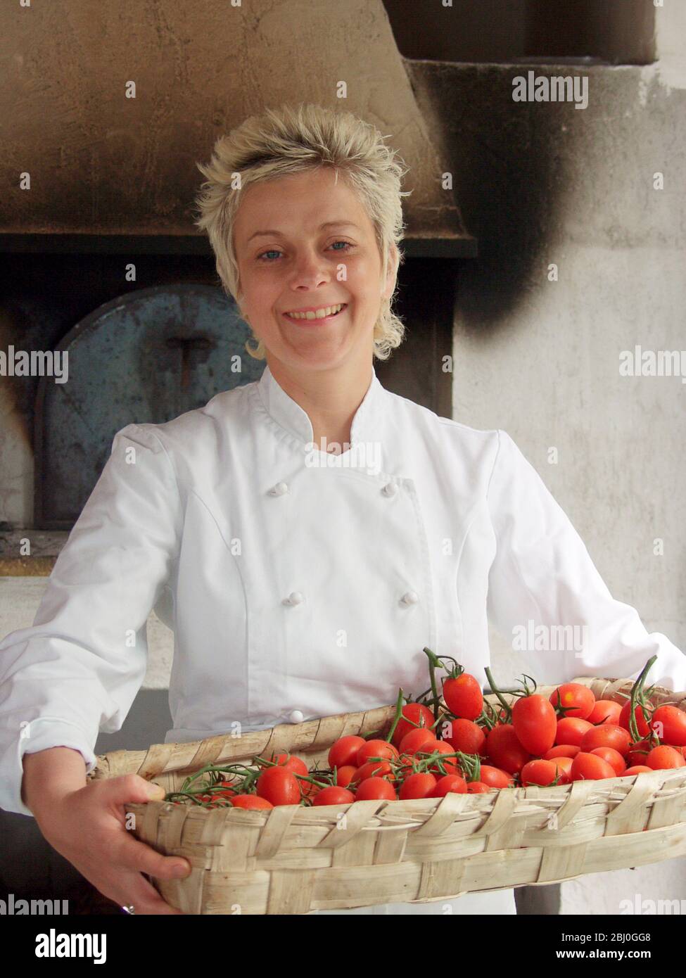 Écrivain et styliste de cuisine, Felicity Barnum-Bobb en Italie avec panier de produits frais italiens - Banque D'Images