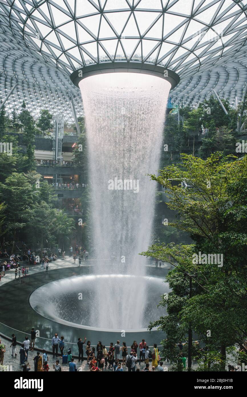 SINGAPOUR, juin 2019 : le Vortex de pluie, une cascade intérieure de 40 m de haut située à l'intérieur de l'aéroport Jewal Changi de Singapour. Banque D'Images