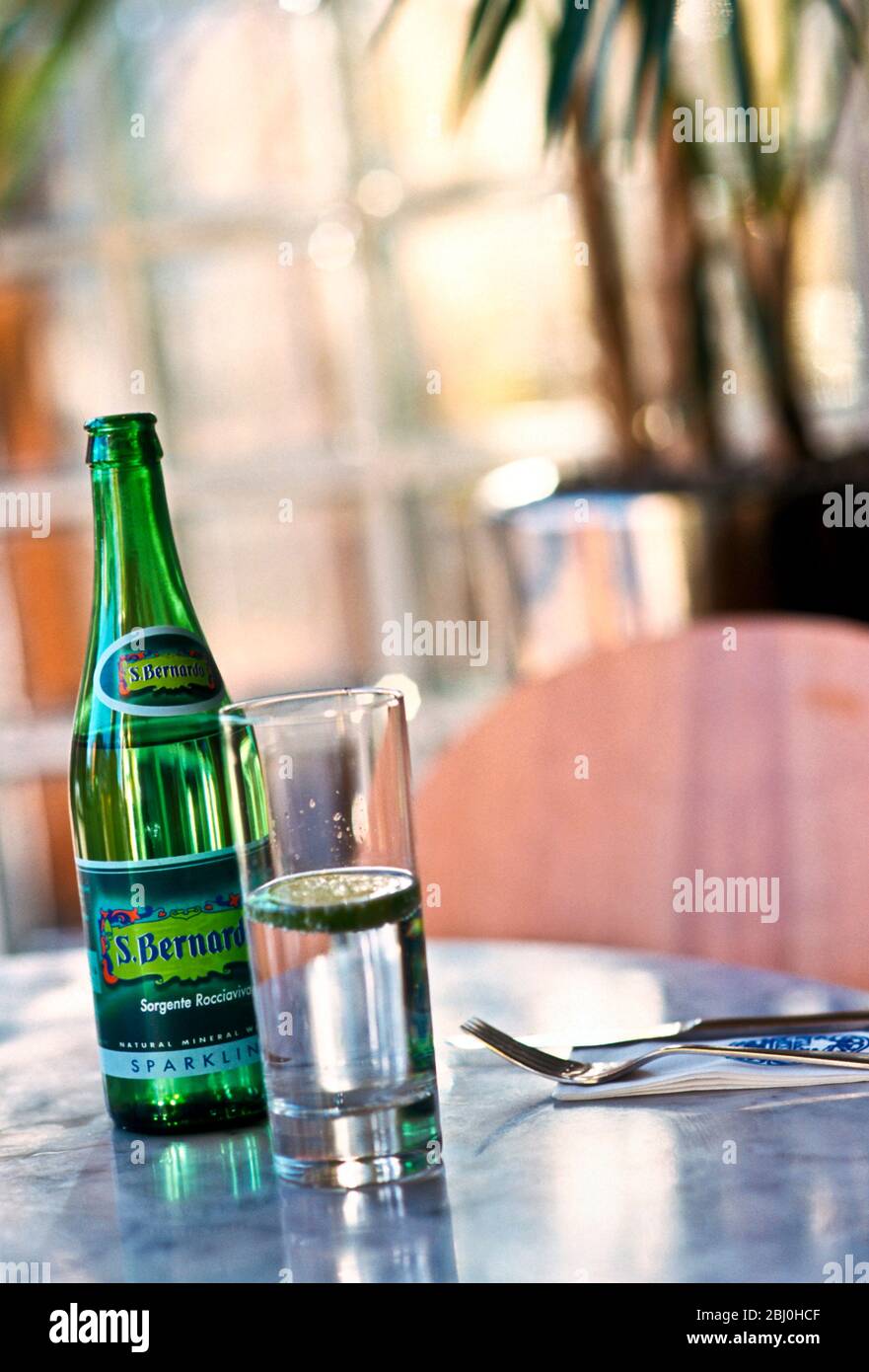 Bouteille d'eau gazeuse italienne sur table en marbre au restaurant - Banque D'Images