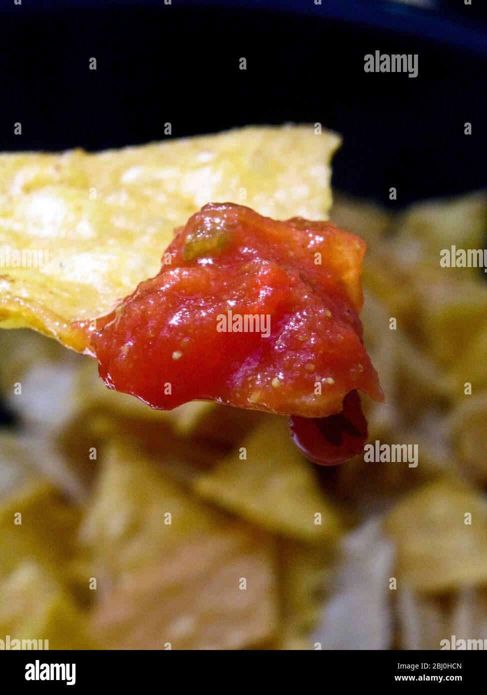 Salsa de tomate sur la tortilla croustillante - Banque D'Images