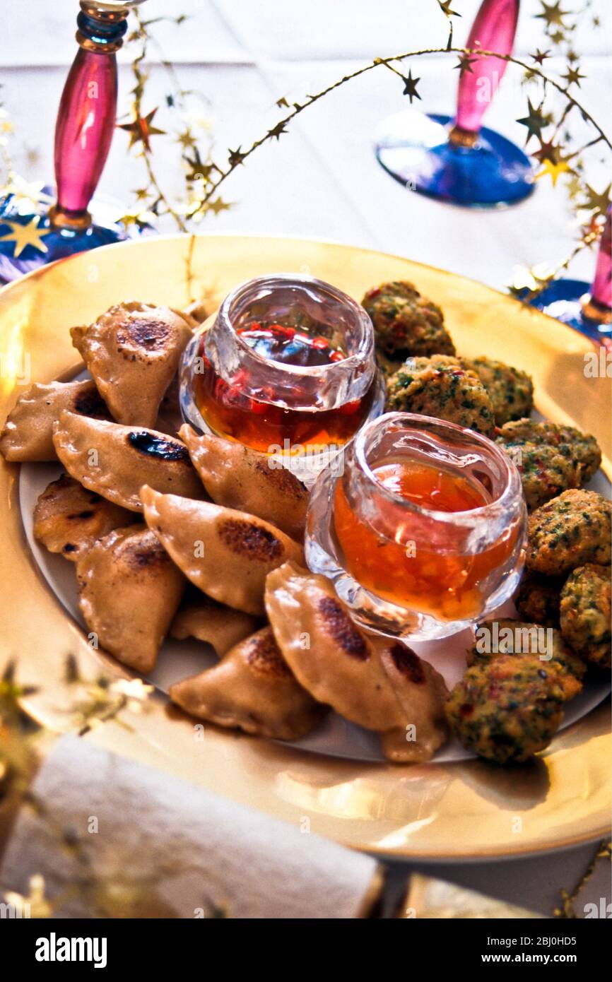 En-cas indiens comme canapés de fête avec sauce chaude douce - Banque D'Images