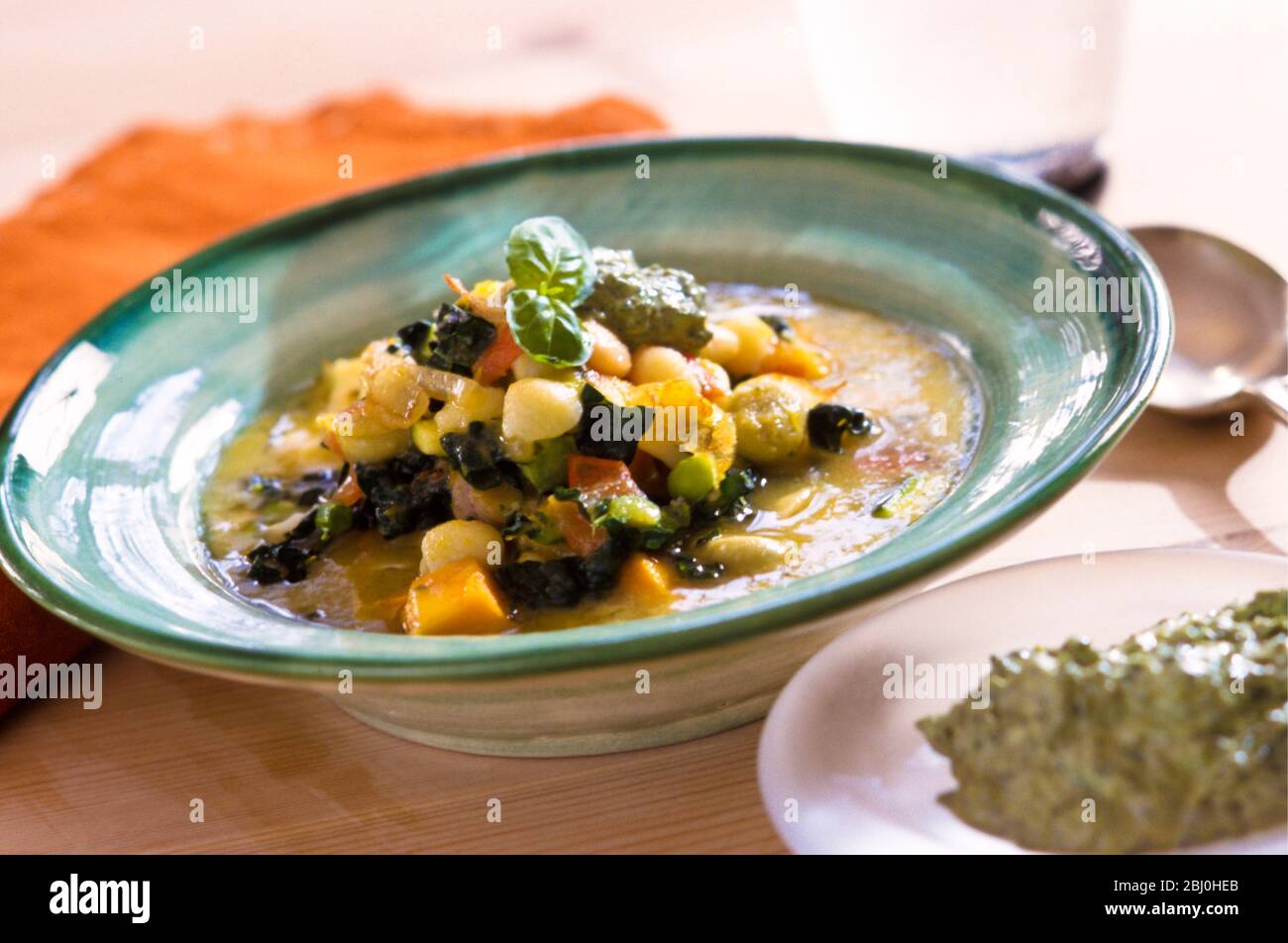 Minestrone de style italien avec pesto fait maison - Banque D'Images