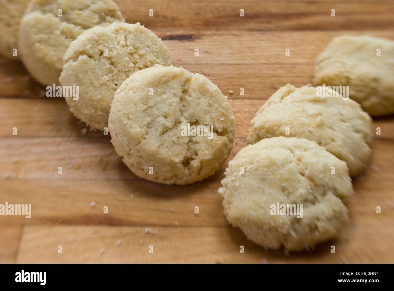 Moments de fusion cookies sur suface en bois - Banque D'Images
