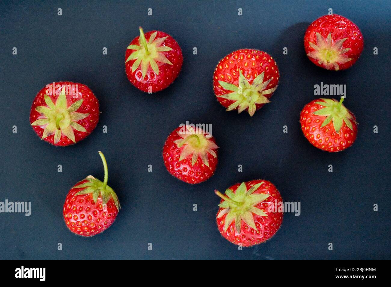 Plaque noire avec fraises rouges - Banque D'Images