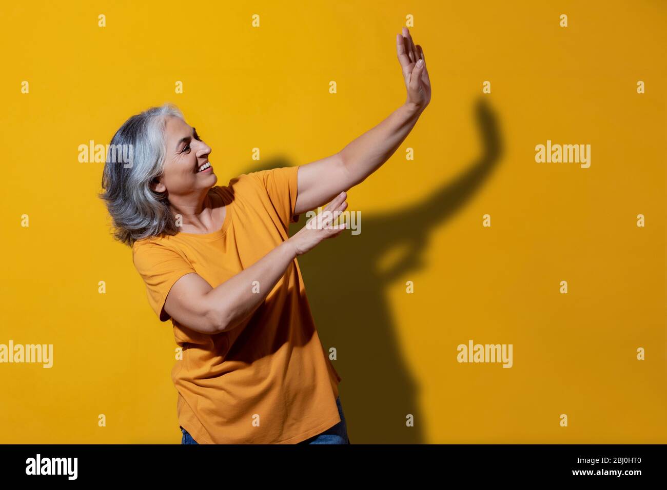 Portrait d'une heureuse danse grand-mère. (Senior) Banque D'Images