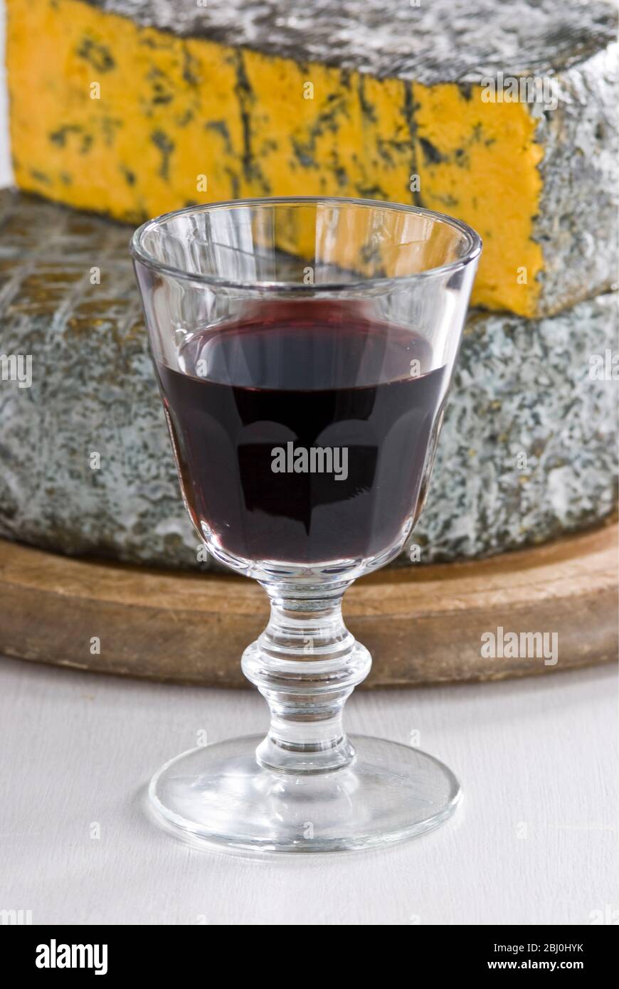 Verre de vin rouge avec fromage bleu Blacksticks du Lancashire Royaume-Uni - Banque D'Images