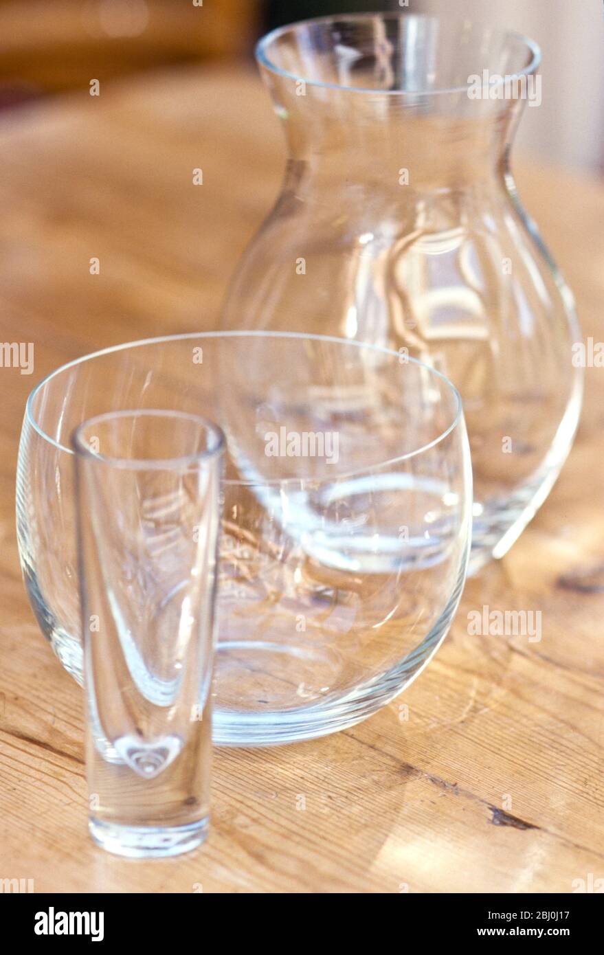 Collection de vases en verre vides sur table en bois - Banque D'Images