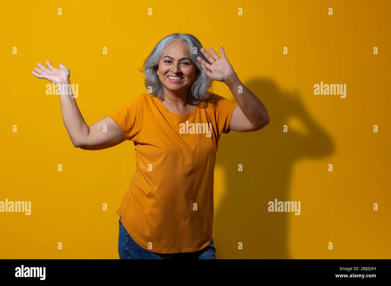 Portrait d'une heureuse danse grand-mère. (Senior) Banque D'Images