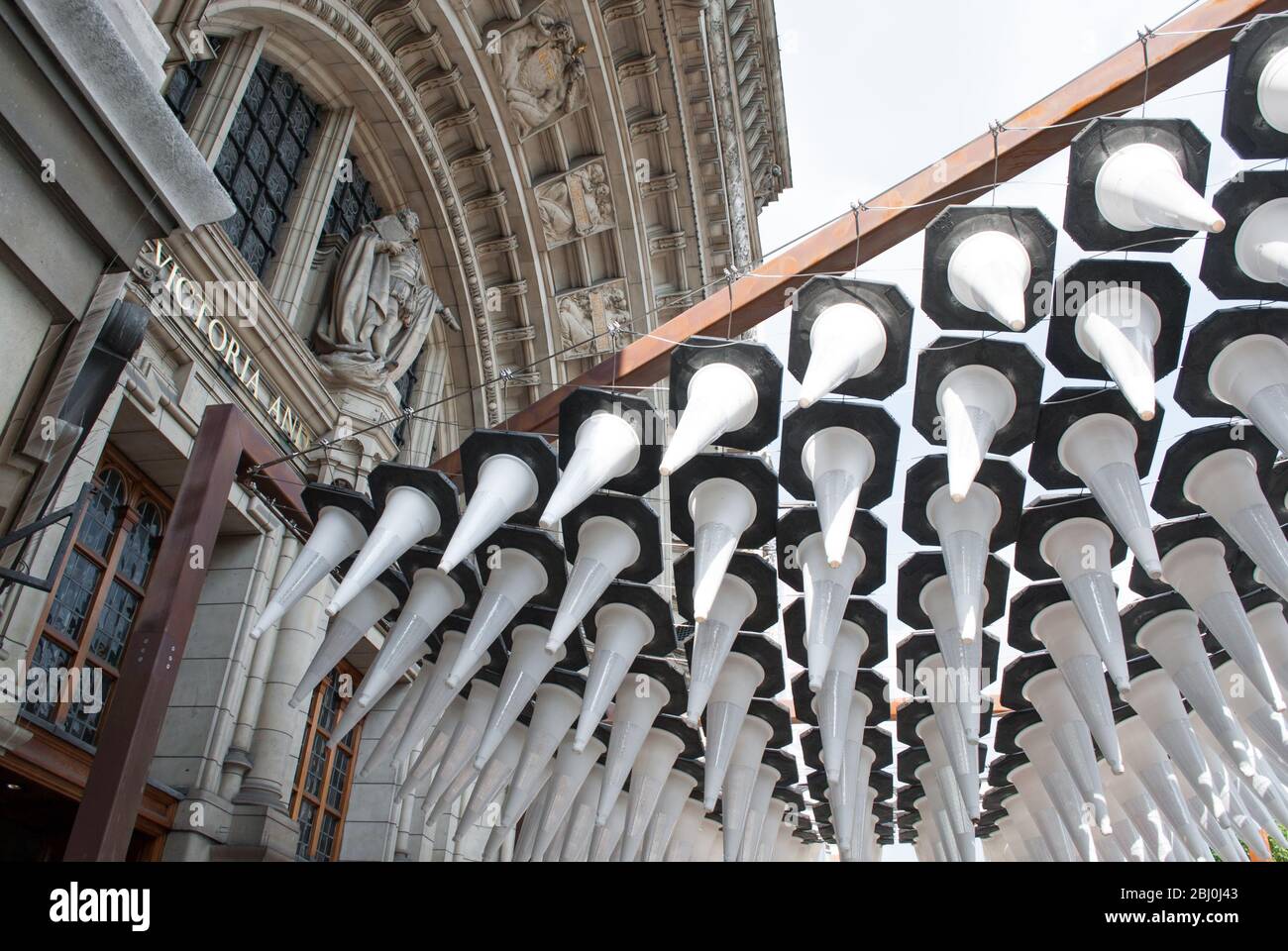 Exposition d'installation des Cones de trafic suspendu V&A Museum, Cromwell Road, Knightsbridge, Londres SW7 par Heatherwick Studio S3i Banque D'Images