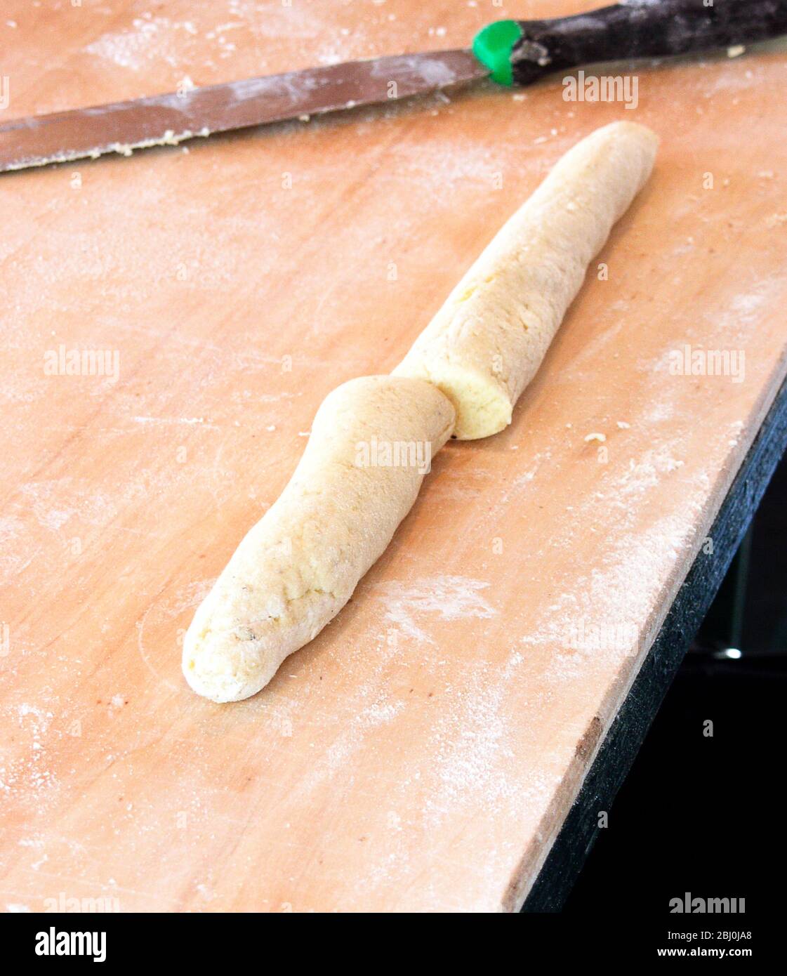 La pâte gnocchi est sortie en forme de « sausage » et divisée en deux - Banque D'Images