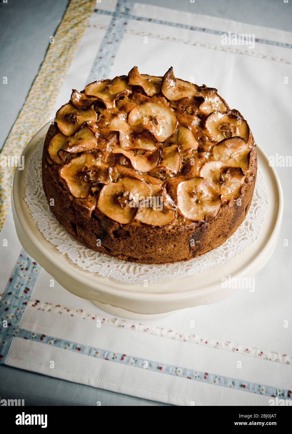 Gâteau aux fruits de pomme avec cidre et garniture de tranches de pommes vernies - Banque D'Images