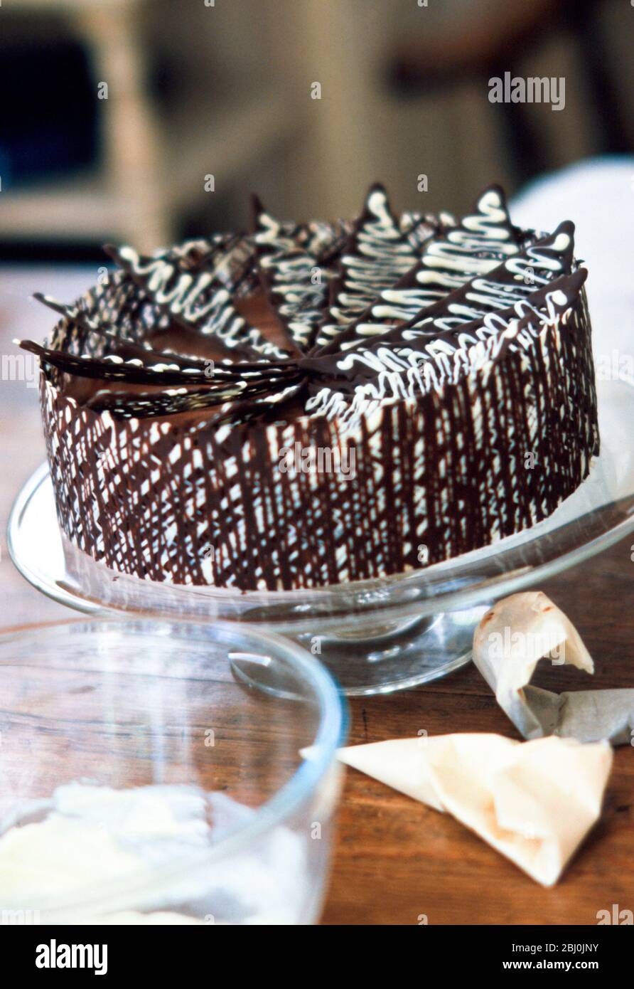 Torte au chocolat dans le cadre de la cuisine - Banque D'Images