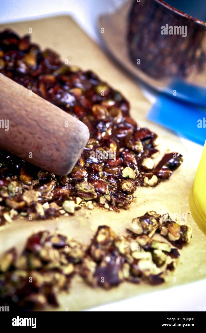 Praline de pistaches dans le caramel caramélisé. - Banque D'Images