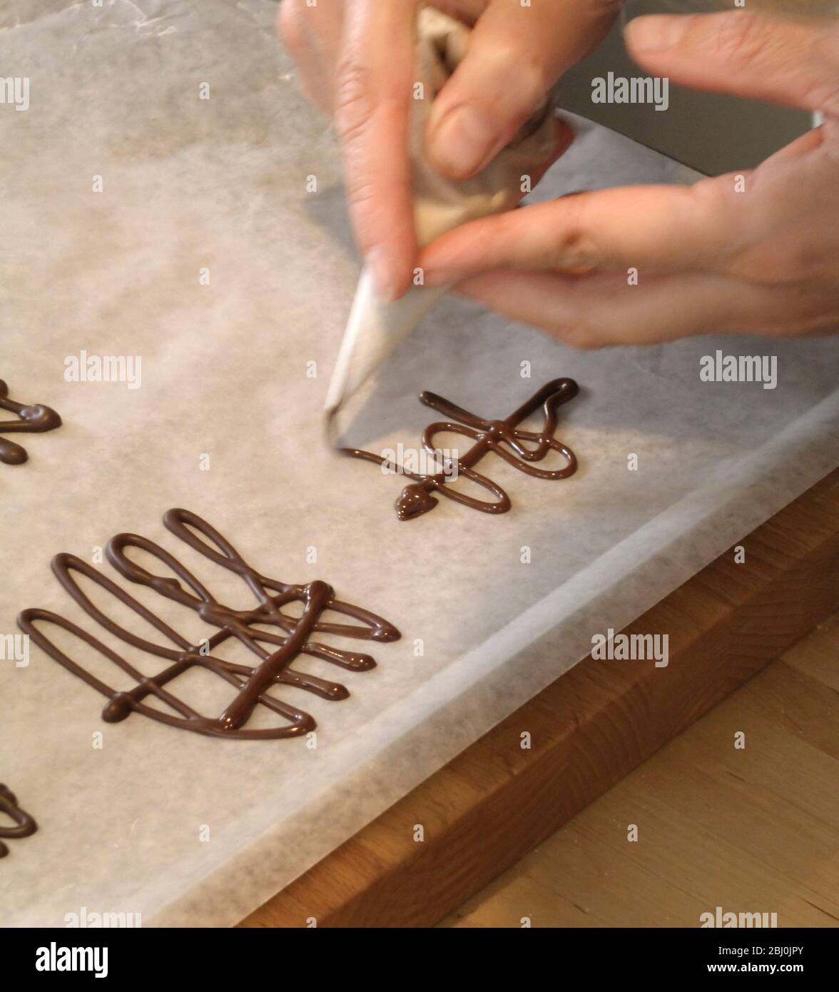 Fabrication de tartides au chocolat pour la décoration de gâteaux - Banque D'Images