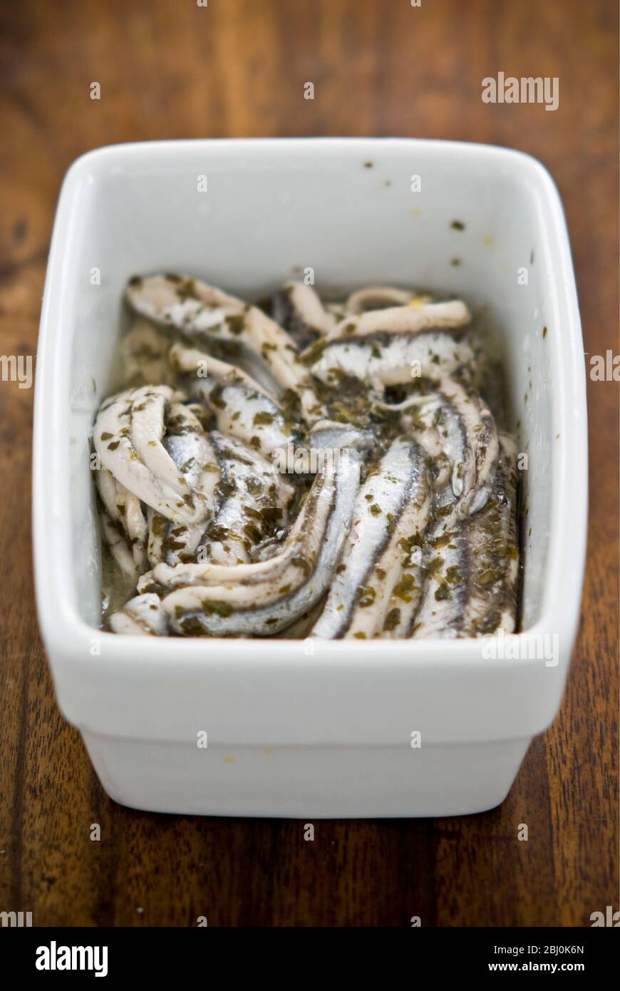 Filets d'anchois marinés au persil, à l'orange d'ail et à la marinade au citron - Banque D'Images