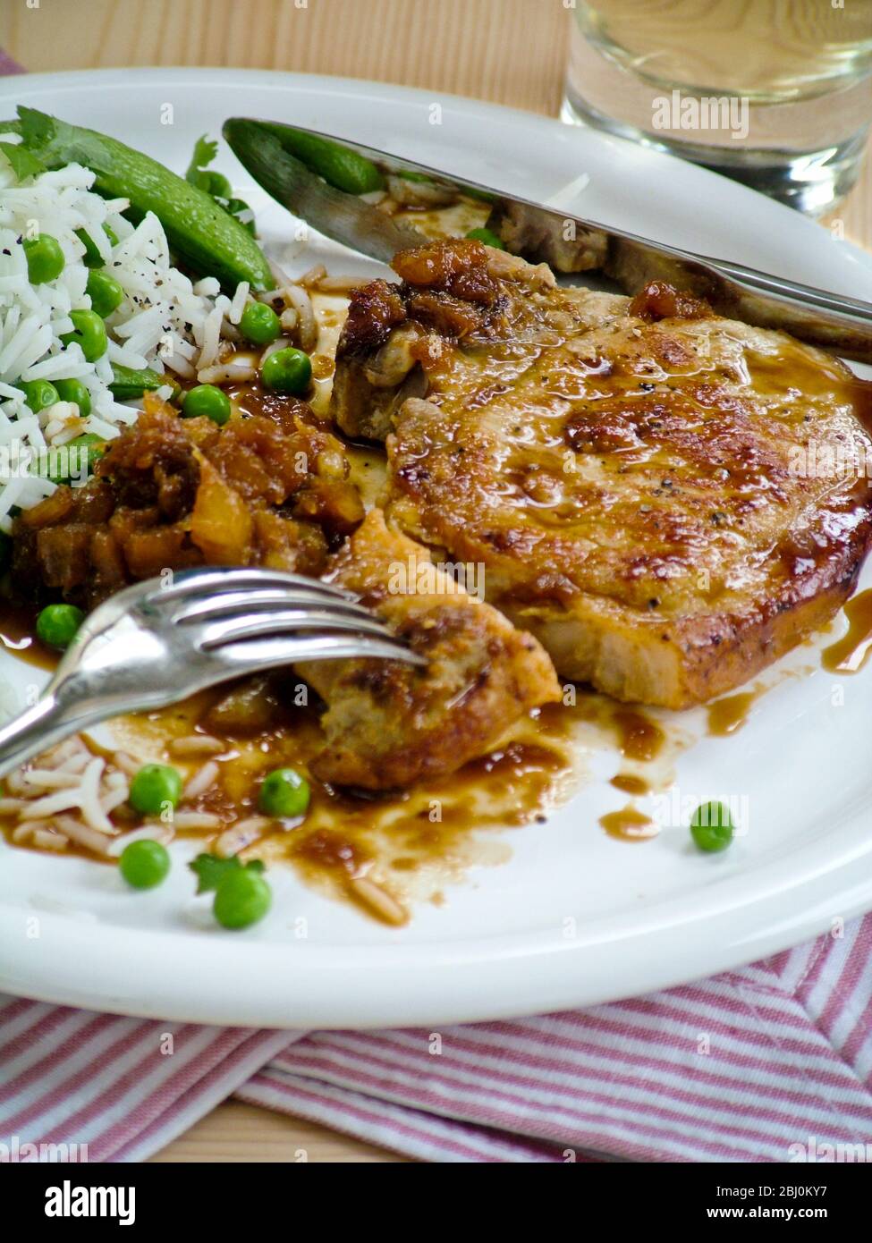 Hache de porc avec riz et légumes - Banque D'Images